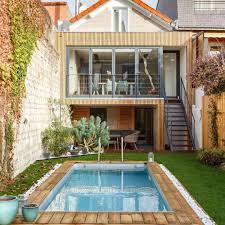 Apres Une Belle Renovation De Lors Maison Un Couple Decide De S Attele A Redesinner Leur Jardin Et A S Offrir Le L En 2020 Marie Claire Maison Maison Piscines Modernes