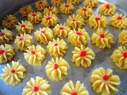 Keempat,gunakan acuan 10 untuk anda buat daun pecah dan acuan no 9,10,12 atau 15 untuk bunga biskut semperit.untuk lebih cantik,guna oil based.walau sedikit mahal tapi hasil selepas dibakar menjadi sangat cantik. Resipi Kuih Semperit Dahlia Mudah Hanya Guna 4 Bahan Sahaja