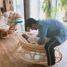 makisunsun instagram 出勤前の旦那さん 愛が爆発 昨日の夜久しぶりにお風呂一緒に入って寝かしつけてた なんだか 忙しいみたい ひかりはもごもごよくお話するようになりました コブシを口に入れるようにな bassinet home decor furniture