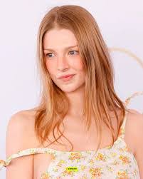 Corina Rowe's Instagram, Twitter & Facebook