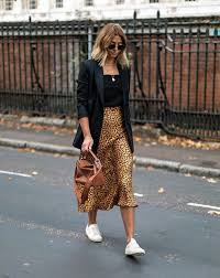 Saia De Oncinha Com Blazer E Tenis Branco Saia Saiamidi Oncinha Estampadeoncinha Animal Skirt And Sneakers Leopard Print Skirt Outfit Printed Skirt Outfit