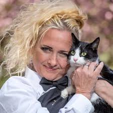 Woman marries pet cat in bid to stop landlords separating them