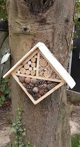 Il est assez simple de réaliser un abri pour les insectes en recyclant simplement des matériaux de récupération : Diy Fabriquer Facilement Un Hotel A Insectes A Diy Fabriquer Facilement Hotel Insectes Insect Hotel Bee Hotel Bug Hotel