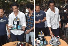 Photos sonu sood snapped celebrating his birthday with the media (1). H6e9dru X9zprm