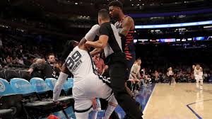 Posted by staff on may 3, 2021. Knicks Elfrid Payton Knocks Grizzlies Jae Crowder Into Seats After Late 3 Point Attempt Abc7 New York