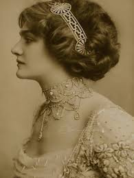 Edwardian street Style Edwardian fashion of the Late 1890s–1914 Edwardian  fashion refers to the clothing that was in style between the late 1890s and  1914 or the beginning of the Great War (