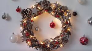 Fabriquez une couronne de noël personnalisée grâce à nos diy truffaut ! Decoration De Noel Fabriquer Facilement Une Couronne De Noel Youtube