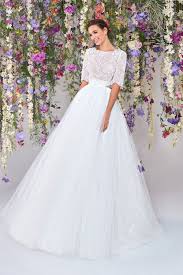 Scegli un abito da sposa semplice per il tuo grande giorno e sentiti una regina di raffinatezza. Vestiti Da Sposa Semplici Atelier Eme Una Collezione Romantica E Sognante