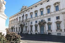 Es una de las tres residencias oficiales del presidente de la república italiana y es uno de los símbolos del estado italiano. Palazzo Della Consulta Dove Si Applica La Costituzione Italiana Visitare Roma