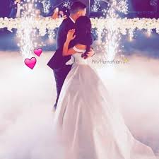 Les photographes de mariages sont aujourd'hui des acteurs qui agissent au cœur même un couple retrouve la photo de leur demande en mariage grâce aux réseaux sociaux. Pin By Rayane Slaim On Love Wedding Couples Photography Wedding Couples Wedding Poses