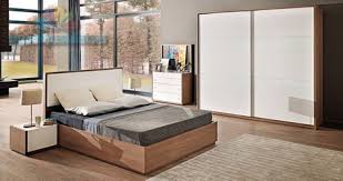 Enza home yatak odaları, kolay temizlenen komodinleri ve çizilmelere karşı dayanıklı dolapları ile yatak odana ışıltılı bir bütünlük ve kullanım kolaylığı sunuyor. 2014 Enza Mobilya Yatak Odalari Ve Fiyatlari Mobilya Ve Dekorasyon