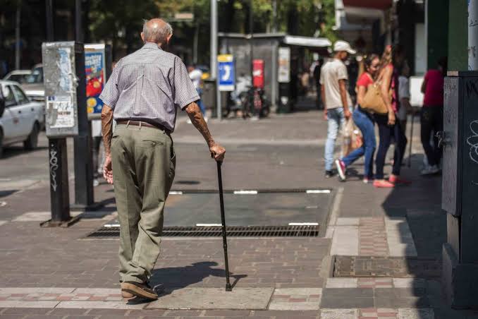 Municipalidades podrán eximir a adultos mayores en pobreza de pagar impuestos y servicios municipales