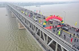 Chữa mặt cầu thăng long bằng kết cấu mặt cầu liên hợp nhẹ sử dụng công nghệ hàn đinh neo phó thủ tướng chính phủ trịnh đình dũng đi kiểm tra cầu thăng long sau khi cắt băng thông xe. Vc85f2vqazzv9m