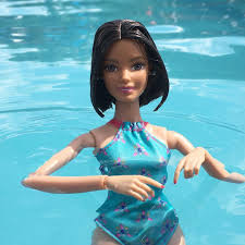 Weitere ideen zu barbie, barbie kleider, puppenkleidung. A Imagem Pode Conter 1 Pessoa Em Pe Barbie Fashionista Dolls Barbie Fashionista Barbie Model