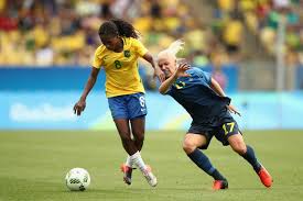 Segundo as opiniões dos comunicadores e comentaristas do grupo rbs, o grêmio, apesar de viver uma crise sem precedentes nos últimos anos, é o principal candidato a conquistar os três pontos. Futebol Feminino Em El Pais Brasil Pag 5