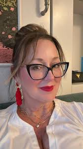 The vintage casserole dish has a new home. Thank you @Debra Ayers. It's all  boxed up and