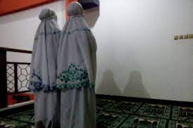 Kalau shalat berjama'ah sudah tertinggal satu raka'at, apakah makmum ikut tasyahud ataukah diam sampai menunggu imam salam kemudian makmum bangkit menambah raka'at yang tertinggal. Bagaimana Posisi Imam Perempuan Islampos