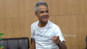 Ganjar pranowo merupakan sosok pemimpin daerah yang sangat bagus dan dapat dijadikan profil ganjar pranowo sendiri ialah anak dari seorang polisi dan juga seorang ibu rumah tangga. Gubernur Jateng Gagas Polisi Kebersihan Pasar