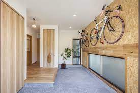あなたならどう暮らす モダンで素敵な 土間 のある住まい キナリノ 自転車 壁掛け 玄関 自転車 玄関 ロードバイク