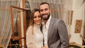 ظهرت لأول مرة على خشبة المسرح عام 1922 حيث قامت بالغناء إلى جوار خالتها في إحدى مسرحيات فرقة علي الكسار في مسارح روض الفرج وانتقلت للعمل مع فرقة رمسيس المسرحية التي أسسها عميد المسرح العربي يوسف وهبي عام 1924 حيث ظهرت في مسرحية. Ù…Ø­Ù…Ø¯ Ø§Ù„Ø´Ø±Ù†ÙˆØ¨ÙŠ ÙŠØ­ØªÙÙ„ Ù…Ø¹ Ø®Ø·ÙŠØ¨ØªÙ‡ Ø±Ø§Ù†Ø¯Ø§ Ø±ÙŠØ§Ø¶ Ø¨Ø§Ù„ÙƒØ±ÙŠØ³Ù…Ø§Ø³ ØµÙˆØ±