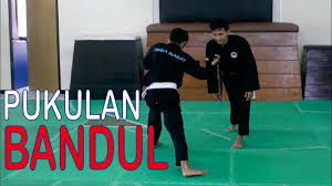 Pukulan merupakan serangan menggunakan tangan. Teknik Pukulan Bandul Dalam Pencak Silat Youtube