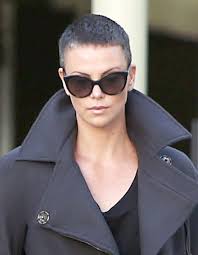 Determiner son type de boucles pour. Charlize Theron Les Cheveux Gris Et Rases Coupe Courte Comment Charlize Theron Gere La Repousse Elle