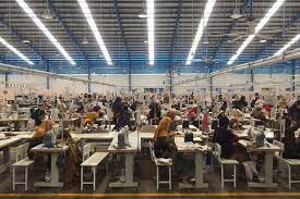 Suasan kerja pabrik garmen, sewig production suasana ruang kerja produksi bagian sewing di pabrik garmen. Ekonom Pandemi Momentum Tepat Sahkan Ruu Ciptaker Ekonomi