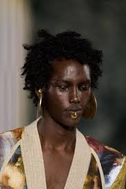 Balmain Spring 2023 Ready-to-Wear  https://www.vogue.com/fashion-shows/spring-2023-ready-to-wear/balmain/slideshow/detail#72