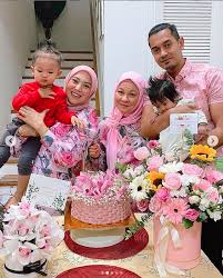 See what umi kalsom (umimadzar) has discovered on pinterest, the world's biggest collection of ideas. Dapat Rezeki Lebih Mawar Rashid Hadiahkan Set Cincin Gelang Pada Ibu Mentua Mingguan Wanita