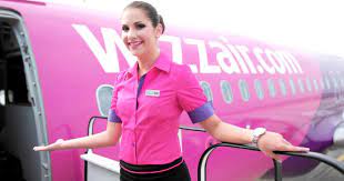 Însoţitor de bord în avion sau pe yacht? CaÈ›i Bani PrimeÈ™te O StewardesÄƒ La Wizz Air Pentru O SingurÄƒ Zi De Zbor Ce Salariu IncaseazÄƒ Lunar B1 Ro