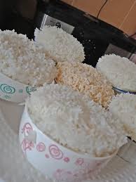 Selepas tu didihkan air dalam dalam pengukus dan masukan daun pandan simpul agar rasanya lebih sedap. Wanita Ini Kongsikan Cara Masak Nasi Kukus Lain Lain Beras Tak Berkerak Malah Lagi Gebu Mingguan Wanita