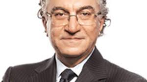 Uluç, 1977 yılında holly hartquist ile dünyaevine girmiştir. Romanlardaki Gibi Asik Olsak Mehmet Y Yilmaz Kose Yazilari