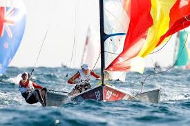As competições de vela nos jogos olímpicos possuem entre 10 e 12 regatas, variando conforme a classe, além de uma medal race, que oferece pontuação dobrada aos atletas. Ggegxxtluuxrqm