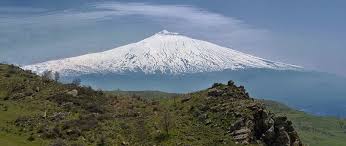 El volcán etna, situado en la ciudad siciliana de catania, volvió a entrar en erupción ayer de forma muy virulenta. Volcan Etna Volcanes