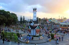 Dampak Ekonomi Pariwisata: Analisis Kunjungan Wisatawan dan Perkembangan  Usaha Lokal di Sekitar Jam Gadang | Jurnalpost
