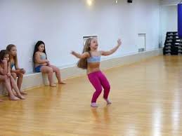 A rana suzana quadradinho videókat természetesen megnézheted online is itt az oldalon. Little Girl Belly Dance Video Dailymotion