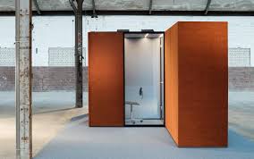 Owing to the modular structure, the freestanding room system can be assembled. Buromobel Hamburg Agentur 78 Raumgliederung Agentur 78 Buroeinrichtungen