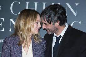 Vanessa paradis mariée à samuel benchetrit, comment johnny depp complique leur relation. Vanessa Paradis Et Samuel Benchetrit En Amoureux A La Premiere De Chien A Paris