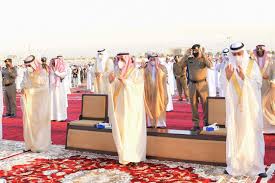 يلبس أحسن ثيابه، وهذا للرجال، أما النساء فلا تلبس الثياب الجميلة عند خروجها إلى مصلى العيد؛ لقول النبي صلى الله. Rw Jiv1osgpqcm