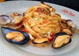Prima di cuocere le cozze assicuratevi di averle pulite bene raschiando la superficie e strappando via la barba attaccata alla cerniera del guscio. Pasta Armando Lo Spaghetto Con Cozze Vongole E Pomodorino