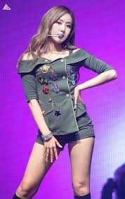 Kpop Idol Stuns With Her Pretty Legs Rapper Outfits Pretty Legs Kpop Fashion