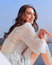 Esra Bilgic Is A Turkish Actress She Is Best Known For Portraying The Role Of Halime Hatun Here Is The Esra Bilgic Turkish Women Beautiful Turkish Actresses