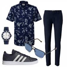 Consigue un look casual chic optando por combinar pantalón rojo mujer, un top negro, un fular blanco y un pequeño tote de la colección puedes optar por una camisa vaquera, botas de hombre de marca estilo desert en color camel y una sahariana en verde caqui, que pondrá la nota elegante al conjunto. Como Combinar Pantalones Azul 14 Outfits Hombre Bantoa