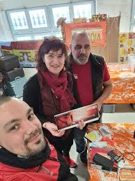 ⚽️ [SPONSORING CALENDRIER] 📆 📸 Photo du soir : Jason notre licencié  offrant notre calendrier à NOUT' KAZ, un de nos sponsors projet calendrier.  Retrouvez NOUT' KAZ, traiteur en spécialités créoles, les