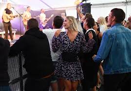 Juni 1989 i lillestrøm), best kjent under artistnavnet vidar villa, er en norsk musiker og sanger fra skedsmokorset. Tvedestrandsposten Vidar Villa