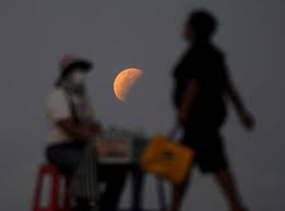 Red moon, the color of the moon in a lunar eclipse. 4yaesmaesjoy2m