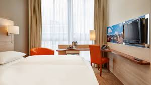 I got my new guitar yesterday and here is what it sounds like when connected. H Hotel Berlin Mitte Voordelig Boeken By H Hotels Com