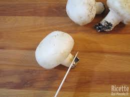 Raschiare (se necessario) la superficie del gambo e. Come Pulire I Funghi Champignon Ricettedalmondo It