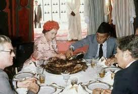 Wonderful Photo Queen Elizabeth Eats Hand Ac Former King Of Morocco Hassan Ii Died Impressive Magnifique Photo La Rei Queen Elizabeth Elizabeth Ii Morocco