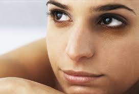 How To Remove Dark Circles Permanently At Home Naturally And Fast It helps reduce the inflammation and lightens the dark under eye circles.